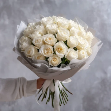 Белые розы «Туманная гладь»