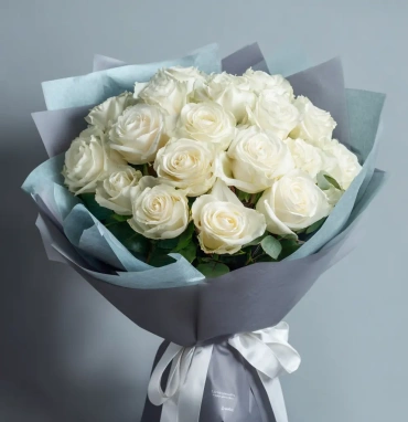 Белые розы «Снежная акварель»