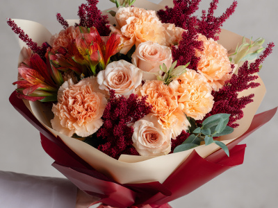 Букет с гвоздиками «Бархатный вечер»