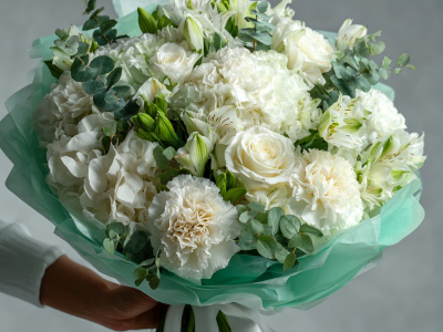 Букет с гвоздиками «Мятная прохлада»