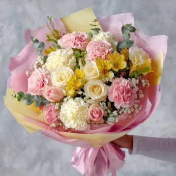 Букет с гвоздиками «Яркий момент»