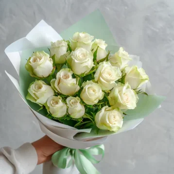 15 белых роз российских