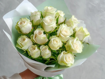 15 белых роз российских